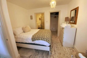 Beautiful 1 bed annex, near beach and shops